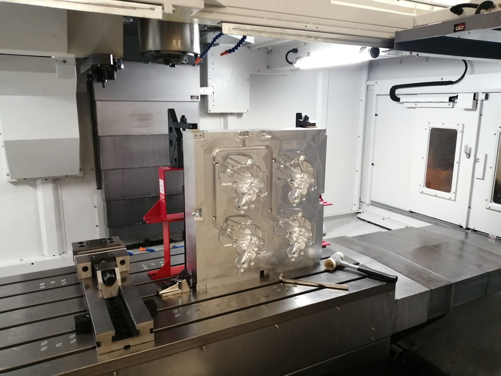 Milling at Fastron Hungária – precision machining (2)