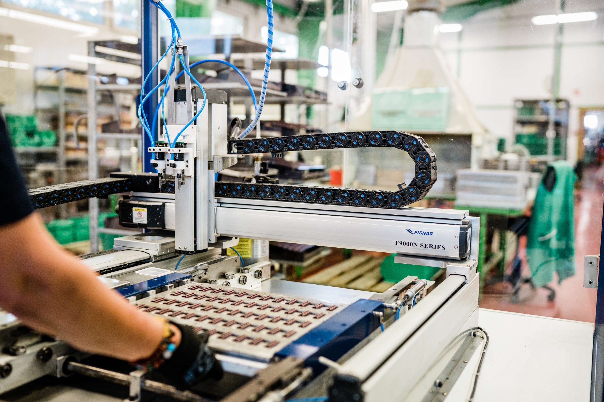 Qualitätskontrolle im Werk der Fastron Hungária – Fertigung induktiver Bauelemente