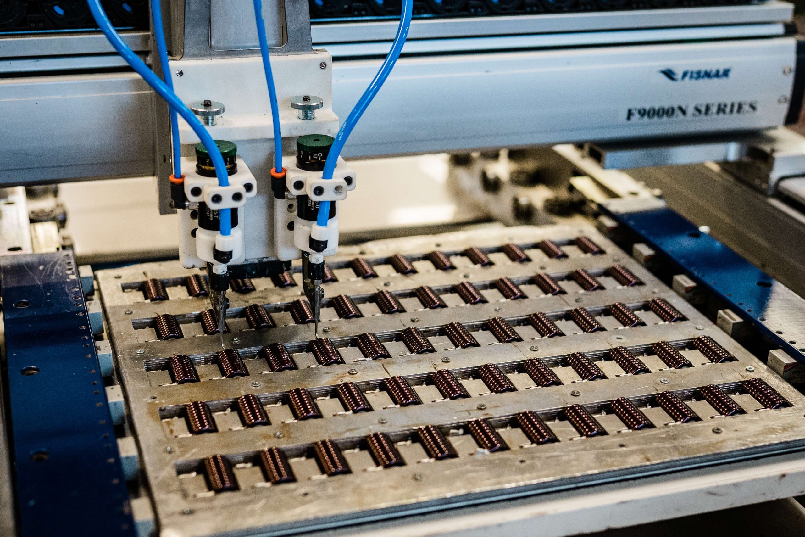 Induktives Bauelement im Werk der Fastron Hungária – Fertigung induktiver Bauelemente