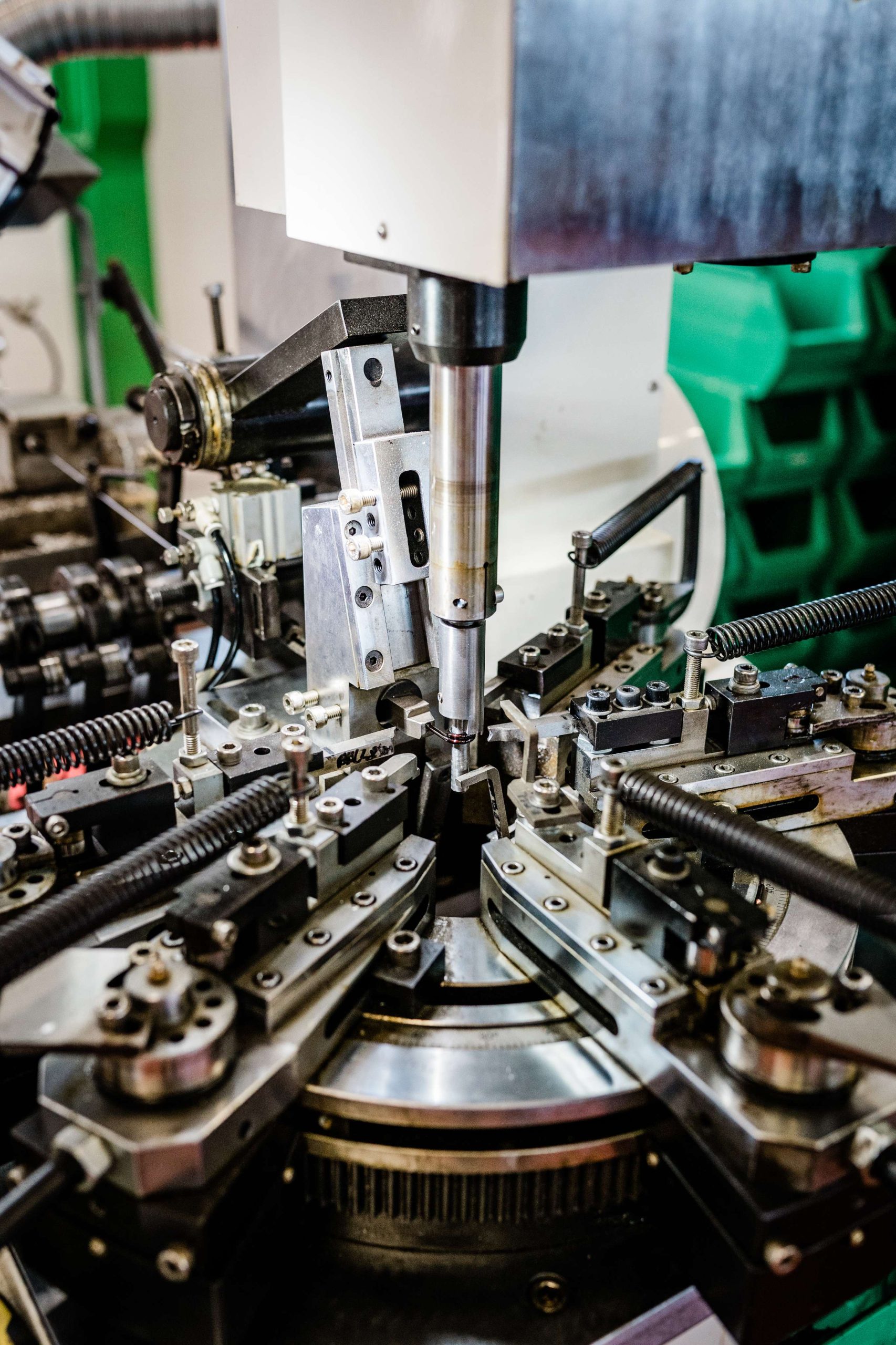 Automatische Wickellinie im Werk der Fastron Hungária – Fertigung induktiver Bauelemente