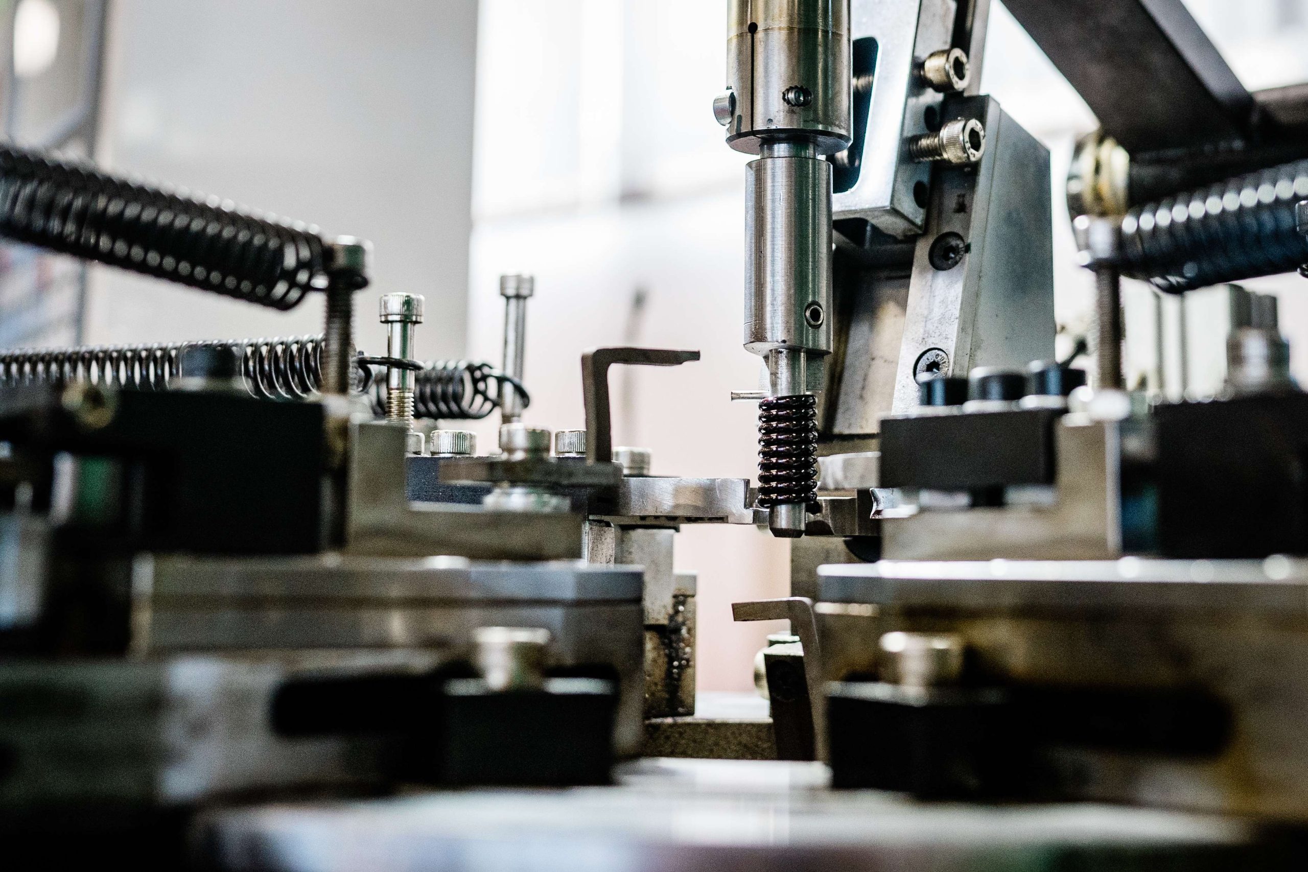 Transformator im Werk der Fastron Hungária – Fertigung induktiver Bauelemente
