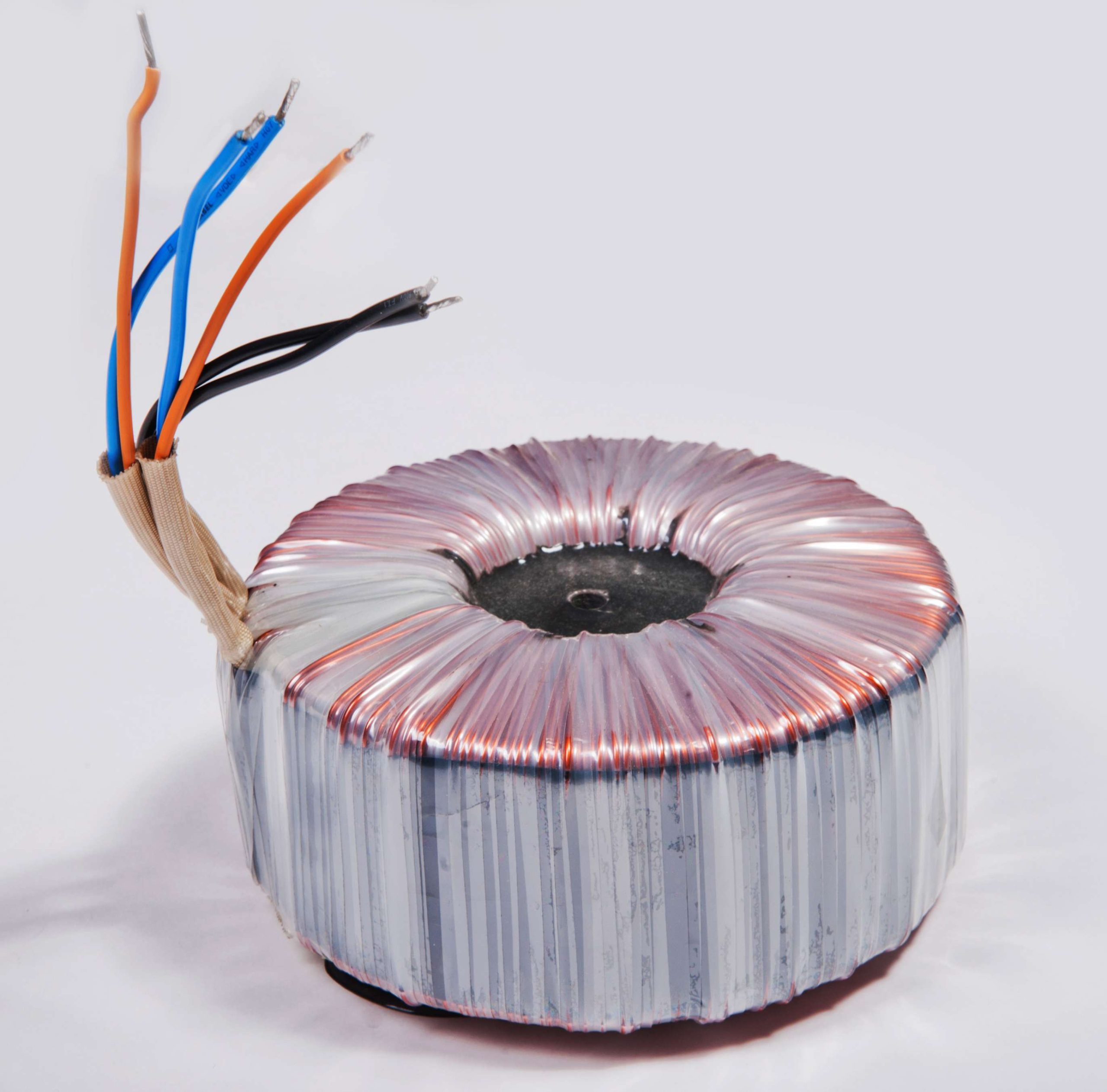 Induktives Bauelement im Werk der Fastron Hungária – Fertigung induktiver Bauelemente (5)