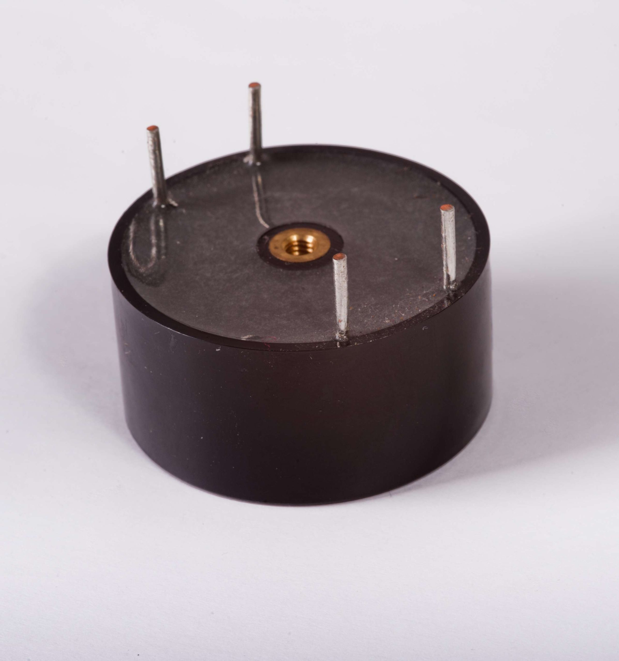 Induktives Bauelement im Werk der Fastron Hungária – Fertigung induktiver Bauelemente (4)