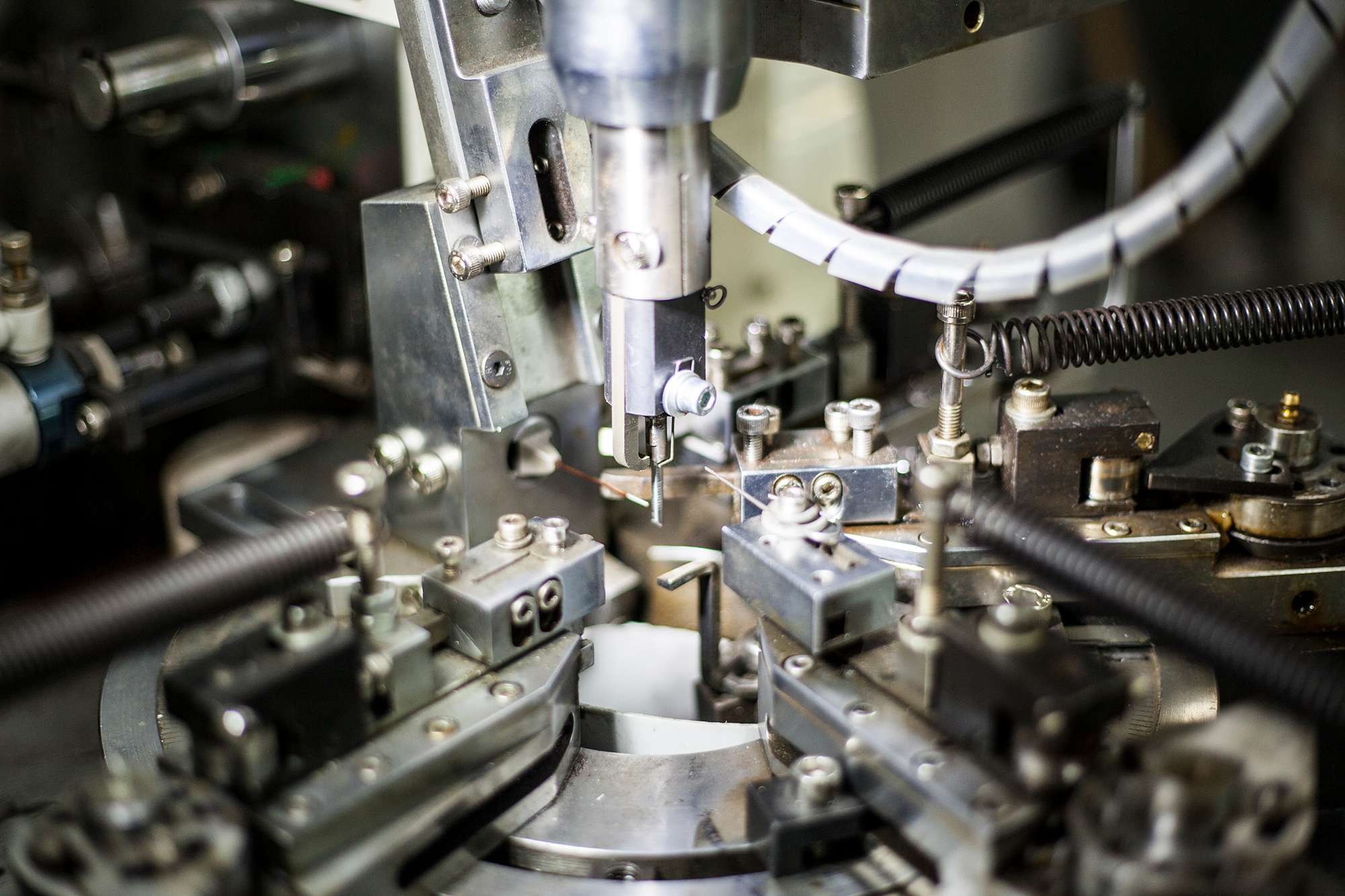 Entstördrossel im Werk der Fastron Hungária – Fertigung induktiver Bauelemente (2)